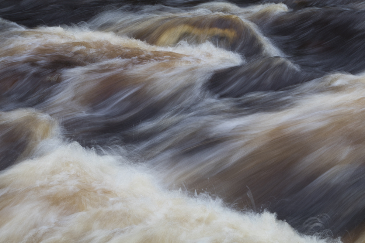 Fließendes Wasser mit Bewegung und Kraft